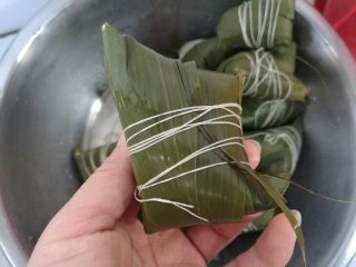 9、大红枣粽子,用线缠住系紧就好了。