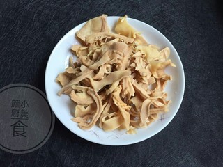 2、红烧肉笋干,压好的笋干倒出来清洗干净。