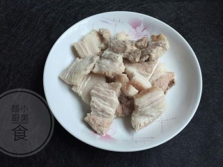 3、红烧肉笋干,五花肉切块，煮开水放锅里焯水，加一点料酒去血腥味。
