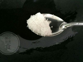4、红烧肉笋干,热锅放适量的食用油忙火烧热，放半勺白糖炒糖色，炒至变红糖色即可。