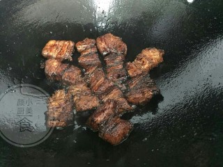 5、红烧肉笋干,倒焯好的五花肉下锅快速翻炒上色