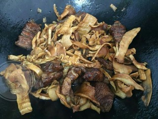 6、红烧肉笋干,接着放笋干也一起翻炒均匀