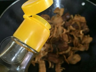 7、红烧肉笋干,倒料酒，红烧酱油，生抽再翻炒均匀倒料酒挥发酒味