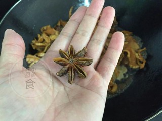 8、红烧肉笋干,加适量的水，放一粒八角掰开