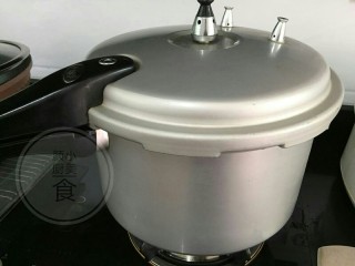 9、红烧肉笋干,全部材料倒高压锅煮15分钟