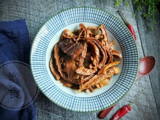 10、红烧肉笋干,煮好试一下味道咸淡，不够咸可以再调一下味道