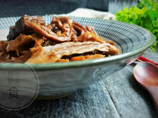 12、红烧肉笋干,这样煮出来肉软烂好吃，笋脆脆的，汤汁用来煮面条也是很美味的。