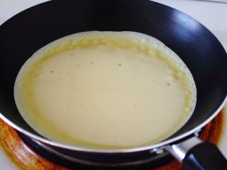 1、挪威薄煎饼Pannekake,5. 舀勺面浆到锅中，并晃满全锅；待四周翘起时翻面。