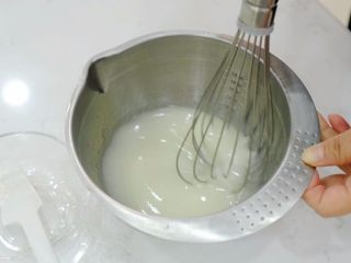 1、火锅慕斯,准备好所有材料，沙拉油（31.2克） 牛奶水（26.8克） 低筋面粉（35.2克）用蛋抽搅拌均匀