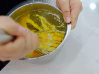 2、火锅慕斯,加入蛋黄（33.2克)搅拌均匀