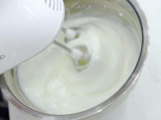 3、火锅慕斯,蛋白（60克）＋糖（29.2克）打发至有明显纹路