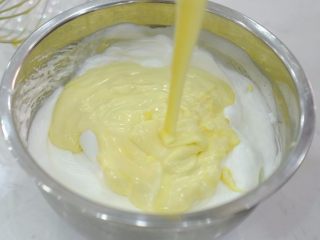 4、火锅慕斯,将三分之一的蛋白霜放入蛋黄糊中搅拌成大理石花纹状,再将剩余的分2次加入搅拌均匀