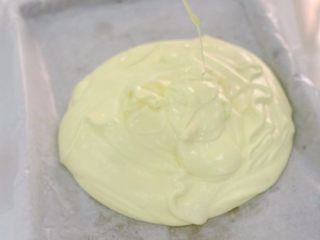 5、火锅慕斯,倒入烤盘里进行烘烤190°12~14分钟