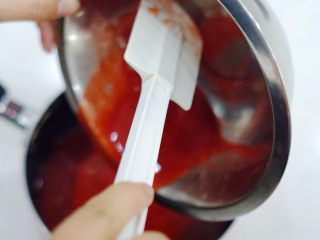 7、火锅慕斯,果泥（49.2克）加热，将准备好的吉利丁（2.8克）放入慢慢融化