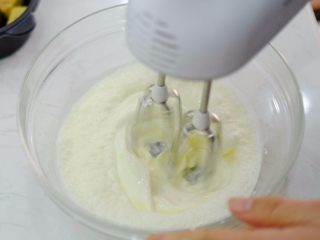 8、火锅慕斯,淡奶油（91.6克） 糖（20.8克）打发至6成左右