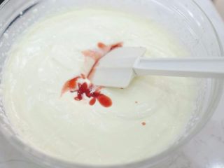 9、火锅慕斯,加入已经搅拌好的草莓果泥搅拌均匀