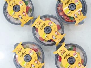 11、火锅慕斯,等待的时候可以切一点自己喜欢的水果做装饰即可