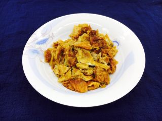 8、#绿色美食# 下饭神菜  面筋丝瓜煲,焯水后挤出水分的油面筋盛盘备用。