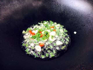 18、#绿色美食# 下饭神菜  面筋丝瓜煲,起锅大火，锅热，放入2勺（适量）炒菜油，爆香步骤5的辅助食材。