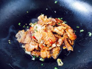 20、#绿色美食# 下饭神菜  面筋丝瓜煲,倒入步骤9提前处理好的油面筋，翻炒几下。