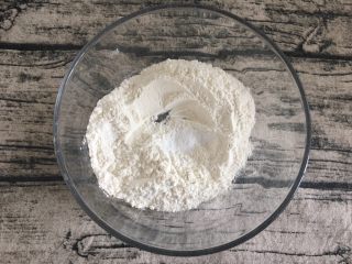 1、煎饼果子,面粉、泡打粉混合