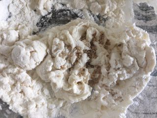 3、煎饼果子,加入适量芝麻