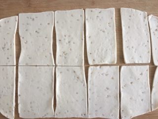 6、煎饼果子,切成一块一块