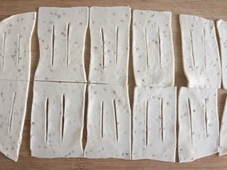 7、煎饼果子,中间划两刀