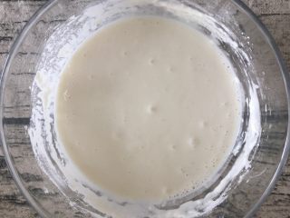 11、煎饼果子,加入水和成面糊