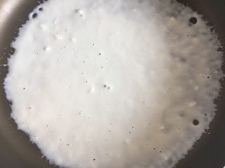 12、煎饼果子,热锅倒入适量面糊