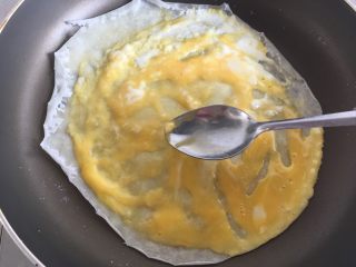 14、煎饼果子,用勺子抹匀