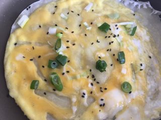 15、煎饼果子,撒上葱，鸡蛋