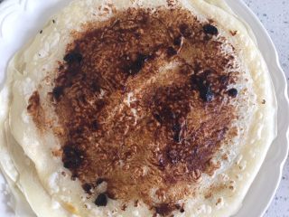 17、煎饼果子,出锅抹上酱料