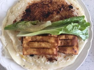 19、煎饼果子,放入生菜