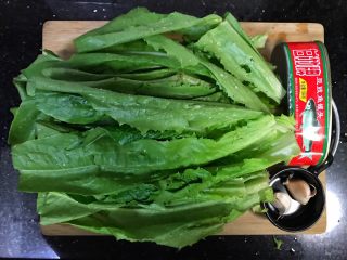 2、超满足便当（14）,剩下的油麦菜 某竹牌的豆豉鲮鱼从小就是我的爱阿 连里面的豆豉都好香啊 只要一个罐头 不要其他菜 我能吃一锅饭！夸张了啊哈哈哈