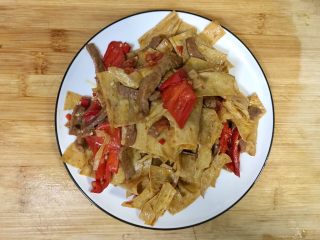 18、超满足便当（14）,翻炒均匀出锅 入盘（“这个水腐竹能放的久吗”“应该不行吧 怎么了”“好好吃 再买一些回来”????）