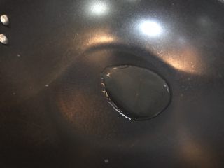 19、超满足便当（14）,干净锅 少许油 因为之后要放入豆豉鲮鱼的油所以这少放点油