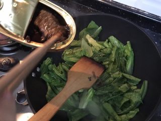 22、超满足便当（14）,加入豆豉鲮鱼里的豆豉和一些油翻炒 很香很香的哦