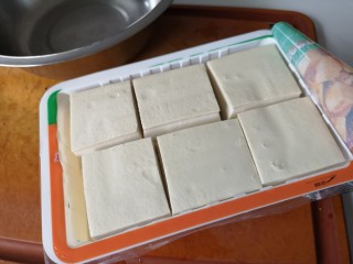 1、红烧豆腐丸子,准备半盒豆腐。