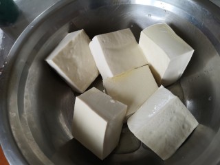 2、红烧豆腐丸子,豆腐内加少许油。