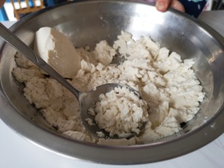3、红烧豆腐丸子,然后把豆腐捣碎。