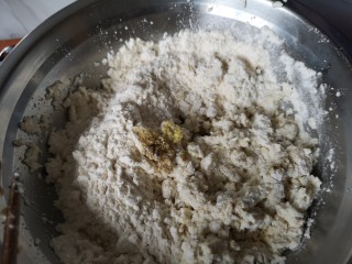 4、红烧豆腐丸子,加入盐，花椒粉，胡椒粉，面粉。