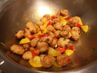 15、红烧豆腐丸子,加入盐，鸡精。