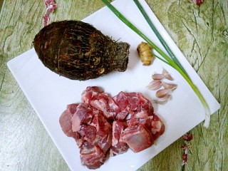 1、香芋蒸排骨,准备好食材