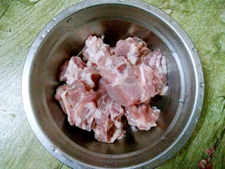 3、香芋蒸排骨,排骨洗净，泡去血水，沥干水分