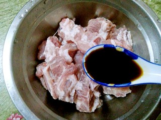 4、香芋蒸排骨,放入1汤匙生抽