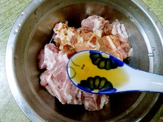 5、香芋蒸排骨,放入1汤匙料酒