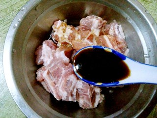 6、香芋蒸排骨,放入1汤匙蚝油