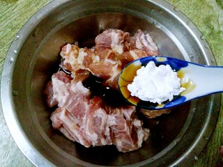 8、香芋蒸排骨,放入1/2汤匙生粉