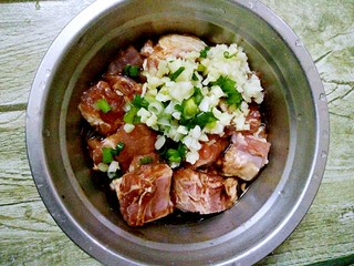 11、香芋蒸排骨,放入姜葱蒜末